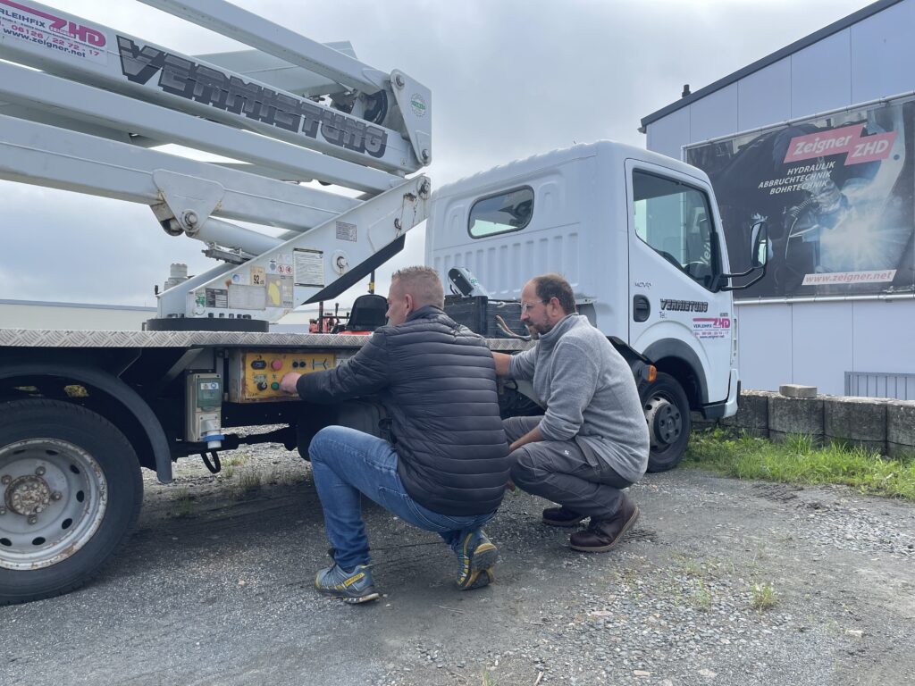 VERLEIHFIX - Verleih und Vermietung von Baumaschinen und Geräten für Idstein - Limburg - Wiesbaden - Frankfurt - Koblenz - Bastian Zeigner Beratung an LKW-Hebebühne 2