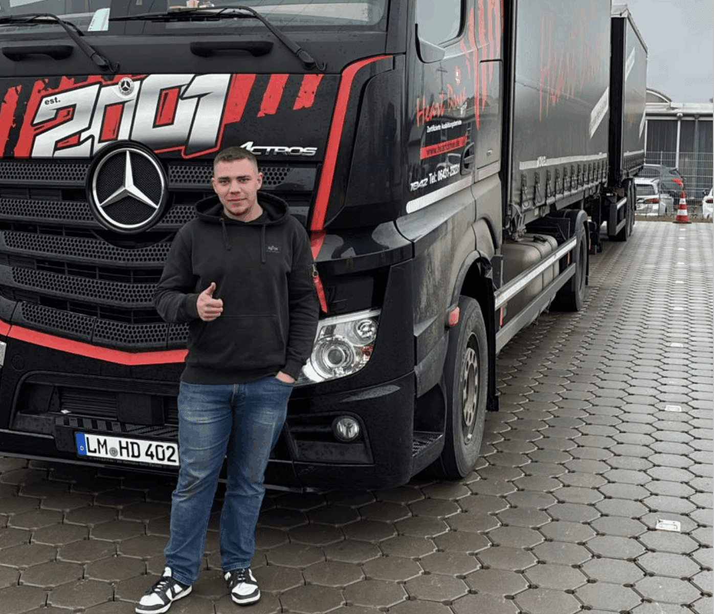 Marlon Zeigner nach bestandener LKW-Führerschein-Prüfung - cut